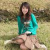 郊外拍照的可爱女生图