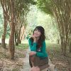 郊外拍照的可爱女生图