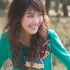 郊外拍照的可爱女生图