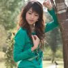 郊外拍照的可爱女生图