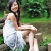 镜头里放松的女孩子很美