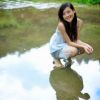 镜头里放松的女孩子很美