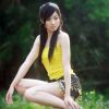阳光下捋着发丝的美女