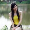 阳光下捋着发丝的美女
