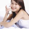 阳光女子自拍睡前的可爱样子