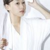阳光女子自拍睡前的可爱样子