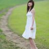 青青草地上的一位白雪公主