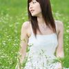 青青草地上的一位白雪公主