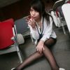 女大学生亮黑丝，颇有几分姿色。