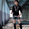 废墟上性感甜美的黑丝美腿