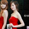 俏丽妖娆展会上的红衣美女