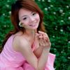 公园角落处的一位美丽女孩