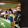 刚走出校门的女生，已经很会挣钱。