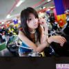 刚走出校门的女生，已经很会挣钱。