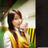 刚走出校门的女生，已经很会挣钱。