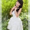 可爱的白色裙装美女
