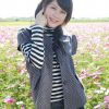 在花儿的海洋中自由玩耍的小女生
