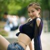 夏日阳光下的美女