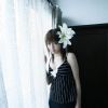 头戴百合花的美丽女人