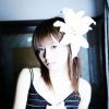头戴百合花的美丽女人
