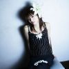 头戴百合花的美丽女人