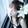 头戴百合花的美丽女人