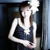 头戴百合花的美丽女人