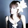 头戴百合花的美丽女人