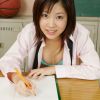 实验室里的高中女生