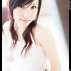 对镜佳人俏