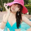 少女海边换清凉泳装