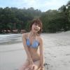少女海边换清凉泳装