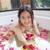 少女玫瑰花浴