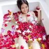 少女玫瑰花浴