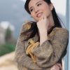 山间宾馆外的美女写生图