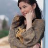 山间宾馆外的美女写生图