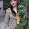 山间宾馆外的美女写生图