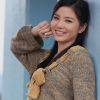 山间宾馆外的美女写生图