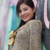 山间宾馆外的美女写生图