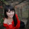 廊椅上的小女生