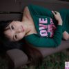廊椅上的小女生