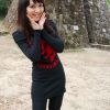 廊椅上的小女生