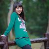 廊椅上的小女生