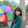 廊椅上的小女生