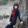 廊椅上的小女生