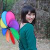 廊椅上的小女生