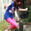 快乐纯真的雨季女孩写真照片