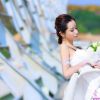 手捧鲜花的玉女