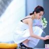 手捧鲜花的玉女