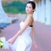 手捧鲜花的玉女